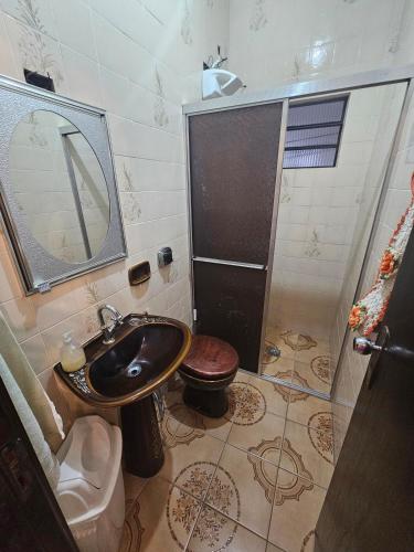a bathroom with a sink and a toilet and a shower at Casa a 4 km do centro e Shopping Campo Grande in Campo Grande