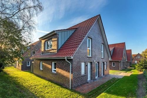 a house with a red roof at Ferienwohnung Ebbe in Tannenhausen