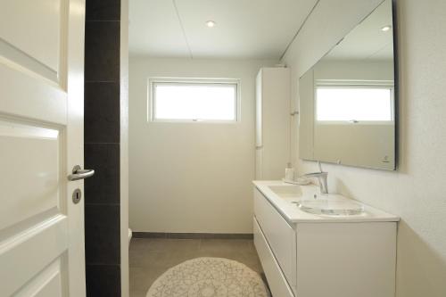 a bathroom with a sink and a mirror at Granlunden id089 in Esbjerg