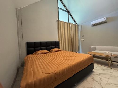 a bedroom with a bed in a room with a window at Phak Ploen Home Stay in Ban Rae Mai Phai