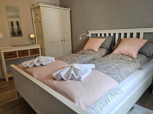 a bedroom with two beds with pink pillows on them at Tohuus - Fewo bei Hamburg in Hasloh