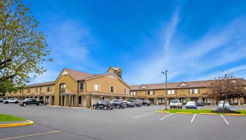 a building with cars parked in a parking lot at Econo Lodge Allentown North in Allentown