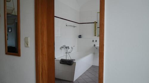 a bathroom with a bath tub and a sink at Gwuni's Farm in Geithain