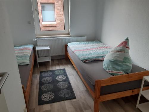 a small bedroom with two beds and a window at Ferienhaus Paries in Nitzow