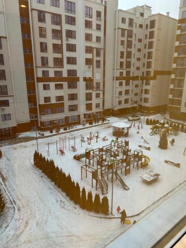 um pátio em um prédio com neve no chão em Stylishapartment em Chişinău