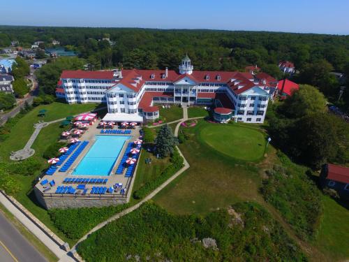 an aerial view of a resort with a swimming pool at The Colony Hotel Kennebunkport in Kennebunkport