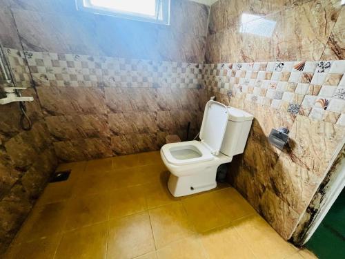a bathroom with a toilet and a shower at Sisila villa ella in Ella