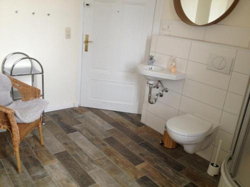 a bathroom with a toilet and a sink at Ferienwohnung Fritz in Zinnowitz