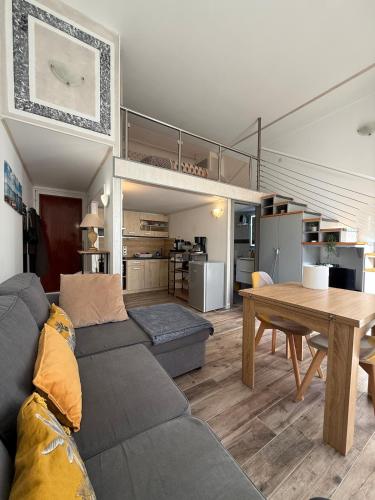 Mezzanine Studio - Close to Beaches