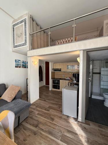 Mezzanine Studio - Close to Beaches