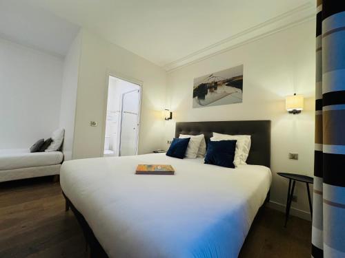 Llit o llits en una habitació de Hôtel L'Amiral