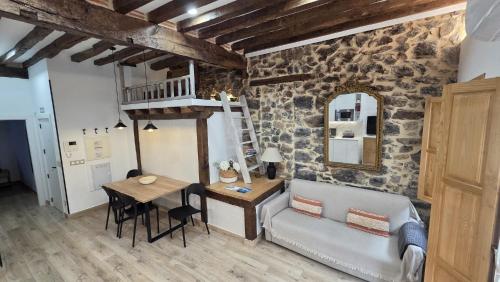 El Patio de Vespasiano- San Juan- vistas al ayuntamiento junto al puerto