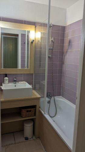 a bathroom with a sink and a tub and a shower at Cosy MO-MAÂ Golf, Océan et Plages in Moliets-et-Maa