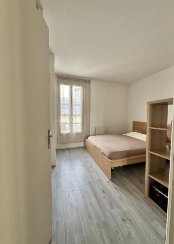 Private room, often full flat Paris 14th