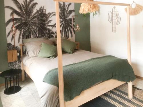 ein Bett mit hölzernem Baldachin in einem Zimmer mit Palmen in der Unterkunft Manderscheid in Manderscheid