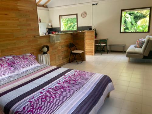 a bedroom with a king sized bed and a chair at L'Alamanda in Trois-Rivières