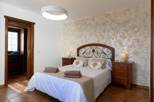 a bedroom with a bed with two towels on it at Villa Europa in Nazaret