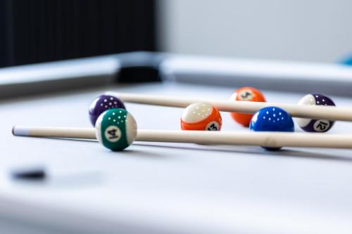 a group of snooker pins on a pool table at L'Évolution, 1 suite et jardin privé in Vesoul