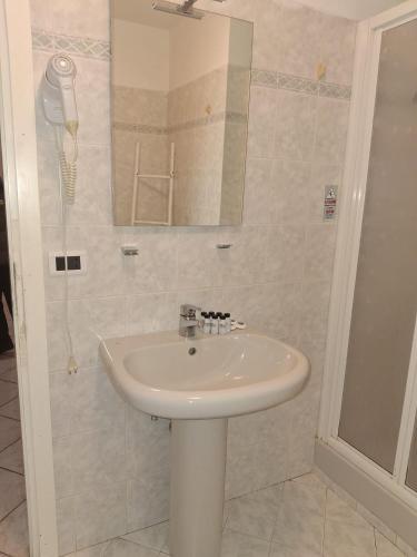 a bathroom with a sink and a shower at San Antonio 50 CA del MOETTO in Riomaggiore