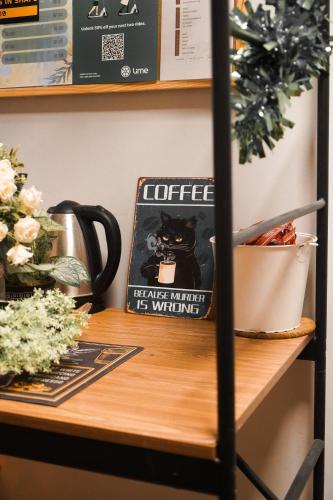 Příslušenství pro přípravu čaje a kávy v ubytování Ofek's place - Midtown TLV