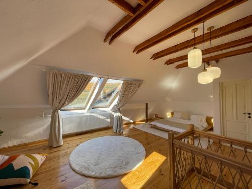 a bedroom with two beds and a window at Doftana 609 in Trăisteni