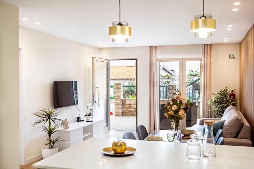 a kitchen and living room with a table and chairs at Hidden Corner by Sabugo House in Ponta do Sol