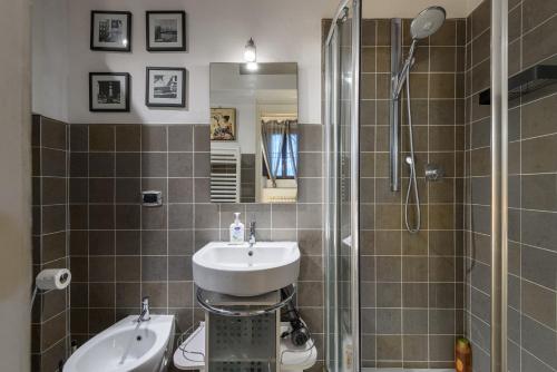Family Apartment 10 Min from Duomo with 2 Bathrooms and AC