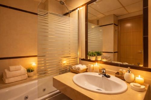 Hill apartment with terrace, parking, pool & paddle court