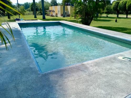 a swimming pool with clear blue water at Villas el Paraíso, El Rollo in Tlaquiltenango