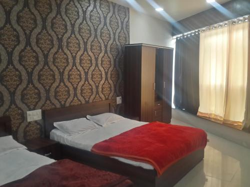 Katil atau katil-katil dalam bilik di Hotel Holiday Era Opposite Railway Station