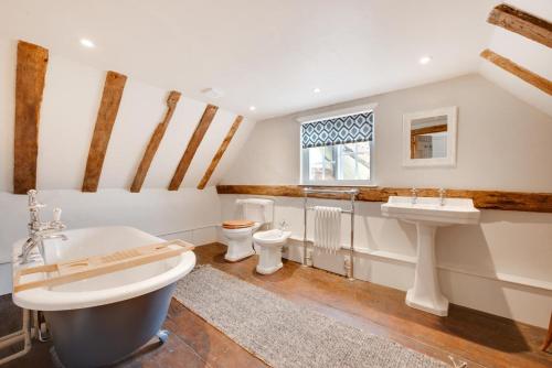 a bathroom with two sinks and two toilets at 4 Bed in Westleton oc-holc in Westleton