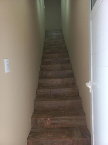a stairway with wooden stairs in a room at Paramecó in Balneario Claromecó