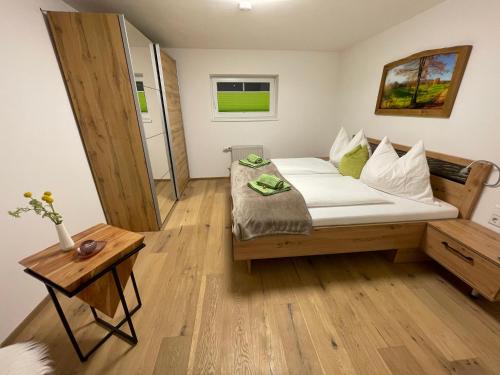 a small bedroom with a bed and a table at Ferienwohnung Jehsner in Gries