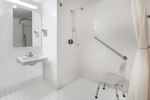 Koupelna v ubytování Super 8 by Wyndham Sudbury ON
