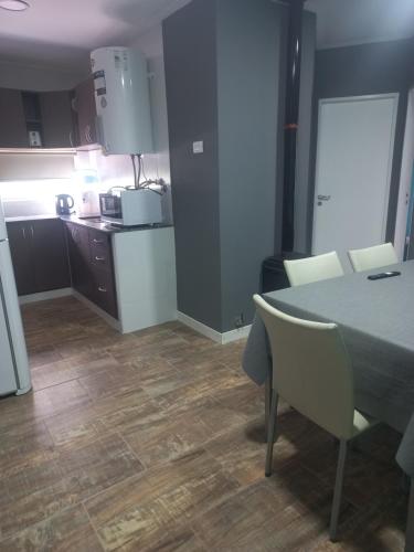 a kitchen and dining room with a table and chairs at Paramecó in Balneario Claromecó