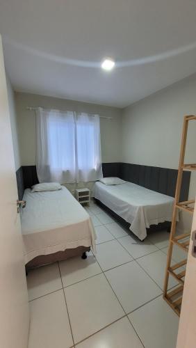 a room with two beds and a ladder in it at Apartamento no Cond Vinhedos in Petrolina