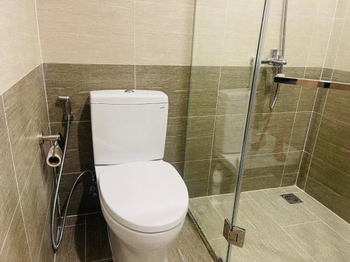 a bathroom with a toilet and a shower at Đô thị Vinhomes Grand Park in Gò Công
