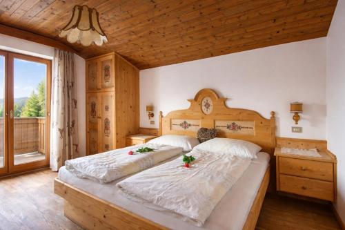 a bedroom with two beds with flowers on them at Binterhof in Castelrotto