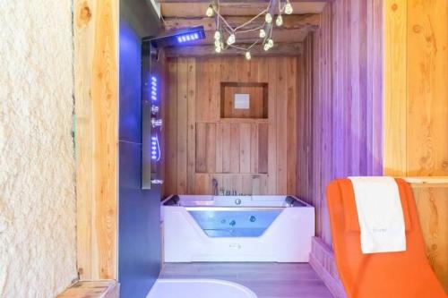 a bathroom with a bath tub in a room at GIAMI affittacamere & SPA in Santa Giustina