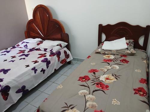 two beds sitting next to each other in a room at Casa em Maceió Para Alojamento ou Família Grande in Maceió