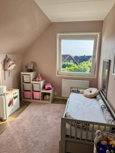 a small bedroom with a bed and a window at Hus, barnvänligt, nära strand in Halmstad