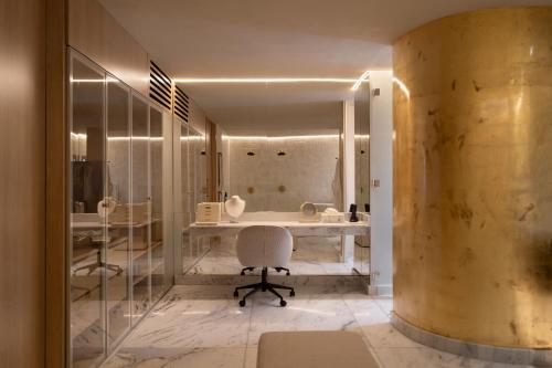 a lobby with a desk and a chair in a room at Íz Hotel Conceito in Goiânia