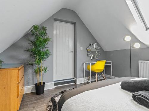 2 - Bed Haven with Free Parking photo 16