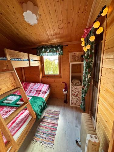 an overhead view of a cabin with two bunk beds at W Malinowym Chruśniaku in Nowa Słupia