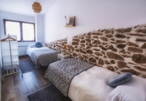 a room with two beds and a giraffe wall at La Casina Casa rural con piscina privada y patio cerca de Gredos in Navalcán