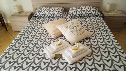 a bed with two towels and two pillows on it at Sa Ziminera in Senorbì