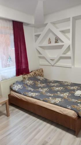 una camera da letto con un letto in una stanza di CASA CU LAVANDĂ a Vatra Dornei