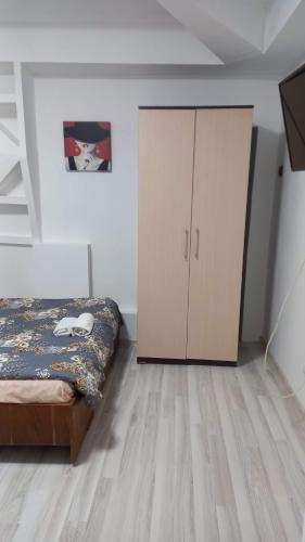 una camera da letto con un letto e un armadio di CASA CU LAVANDĂ a Vatra Dornei