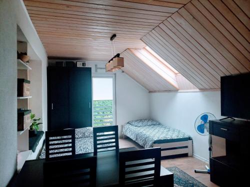 a room with a table and chairs and a window at AzyL25 in Starachowice