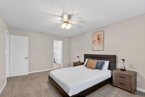 a bedroom with a bed and a ceiling fan at Bright Stockbridge condo with full kitchen in Stockbridge